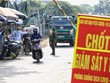 Huyện Đông Anh lập chốt kiểm soát chặt chẽ giữa khu vực giáp ranh Hà Nội-Bắc Ninh. (Ảnh: Thành Đạt/TTXVN).