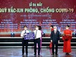 Ông Nghiêm Xuân Thành - Uỷ viên BCH Trung ương Đảng, Ủy viên BTV Đảng ủy khối DNTW, Bí thư Đảng ủy, Chủ tịch HĐQT Vietcombank (thứ 2 từ trái sang) trao biển ủng hộ 60 tỷ đồng cho Quỹ vắc-xin phòng, chống COVID-19.