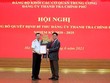 Bí thư Đảng ủy Khối các cơ quan Trung ương Huỳnh Tấn Việt trao quyết định và tặng hoa tân Bí thư Đảng ủy Thanh tra Chính phủ Đoàn Hồng Phong (trái). (Nguồn: thanhtra.com.vn).