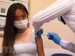 Tiêm vaccine ngừa COVID-19 của hãng Pfizer/BioNTech cho trẻ em tại một trung tâm y tế ở London, Anh. (Ảnh: AFP/TTXVN).
