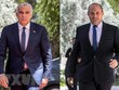 Lãnh đạo đảng Yemina của Israel Naftali Bennett (phải) và lãnh đạo đảng Yesh Atid, ông Yair Lapid. (Ảnh: AFP/TTXVN).