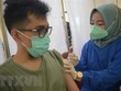 Nhân viên y tế tiêm vaccine phòng COVID-19 cho người dân tại Jakarta, Indonesia. (Ảnh: THX/TTXVN).