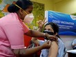 Nhân viên y tế tiêm vaccine ngừa COVID-19 cho người dân tại Kolkata, Ấn Độ. (Ảnh: THX/TTXVN).