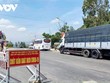 Chốt kiểm dịch y tế trên đèo Bình Đê, thị xã Hoài Nhơn được thiết lập trở lại.