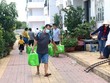 Chuyển nhu yếu phẩm đến cho người dân đang cách ly tại khu C, chung cư Văn Thánh, phường Phú Tài, thành phố Phan Thiết. (Ảnh: Nguyễn Thanh/TTXVN).