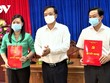 Lãnh đạo Tỉnh ủy Cà Mau trao quyết định cho bà Huỳnh Út Mười và ông Huỳnh Quốc Hoàng.