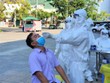 Lấy mẫy test nhanh Covid-19 cho người dân tại thành phố Tuy Hòa, tỉnh Phú Yên.