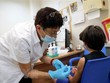 Nhân viên y tế tiêm vaccine phòng COVID-19 cho người dân tại Modiin, Israel, ngày 5/7/2021. (Ảnh: THX/TTXVN).