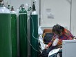 Bệnh nhân Covid-19 thở oxy tại một bệnh viện ở Peru, nơi biến thể Delta đã khiến số ca mắc bệnh tăng đột biến. Ảnh: AFP.