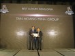 Đại diện Tân Hoàng Minh nhận giải “Nhà phát triển bất động sản cao cấp tốt nhất Việt Nam 2020”.