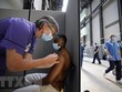 Tiêm vaccine ngừa COVID-19 tại London, Anh. (Ảnh: AFP/TTXVN).