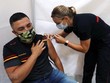 Nhân viên y tế tiêm vaccine ngừa COVID-19 cho người dân tại Perpignan, Pháp, ngày 18/7/2021. (Ảnh: AFP/TTXVN).