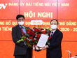 Ông Huỳnh Tấn Việt, Bí thư Đảng ủy Khối các cơ quan Trung ương trao quyết định và tặng hoa chúc mừng ông Đỗ Tiến Sỹ.