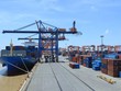 Bộ Công Thương đang đề xuất giảm phí lưu container, lưu kho, lưu bãi cho hàng hóa ở cảng biển và các trung tâm logistics cho những doanh nghiệp. (Ảnh: TTXVN).
