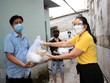 Trao tặng quà cho lao động nghèo, gặp khó khăn do ảnh hưởng dịch bệnh COVID-19 tại phường Hiệp Thành, Quận 12. (Ảnh: Xuân Khu/TTXVN).