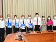 Phó Chủ tịch UBND TPHCM Lê Hòa Bình cùng các đồng chí lãnh đạo sở, ngành chúc mừng các đồng chí nhận quyết định.