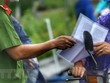 Kiểm tra giấy đi đường của người dân. (Nguồn: TTXVN).