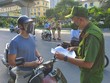 Kiểm soát chặt chẽ người ra đường không có lý do.