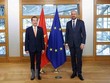 Chủ tịch Hội đồng châu Âu Charles Michel (phải) tiếp Đại sứ Nguyễn Văn Thảo. (Ảnh: European Union/TTXVN).