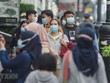 Người dân đeo khẩu trang phòng lây nhiễm COVID-19 tại Bandung, Indonesia. (Ảnh: THX/TTXVN).