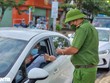 Cơ quan chức năng Đà Nẵng kiểm tra giấy đi đường của người dân.