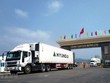 Xe vận chuyển hàng hóa xuất nhập khẩu ở Móng Cái. (Ảnh: TTXVN phát).