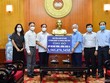 Bộ trưởng Ngoại giao Bùi Thanh Sơn trao tiền của cộng đồng người Việt và doanh nghiệp tại Fukuoka, Nhật Bản ủng hộ công tác phòng, chống dịch và Quỹ vaccine COVID-19. (Nguồn: baoquocte.vn).