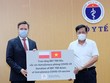 Thứ trưởng Bộ Y tế Đỗ Xuân Tuyên tiếp nhận lô vaccine AstraZeneca của Chính phủ và nhân dân Ba Lan trao tặng từ ngài Đại sứ Ba Lan tại Việt Nam. (Nguồn: Suckhoedoisong.vn).