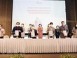 Đại diện các doanh nghiệp du lịch, công ty lữ hành ký kết hợp tác. (Ảnh: Mỹ Phương/TTXVN).