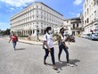 Người dân đeo khẩu trang phòng dịch COVID-19 tại La Habana, Cuba, ngày 2/10/2021. (Ảnh: THX/TTXVN).