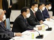 Thủ tướng Nhật Bản Fumio Kishida (thứ 2, trái) phát biểu tại cuộc họp về chính sách kinh tế ở Tokyo ngày 8/11/2021. (Ảnh: Kyodo/TTXVN).