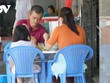 Người dân tại TP.HCM ăn uống tại một quán ăn phục vụ tại chỗ. Ảnh: Việt Hùng.