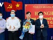 Ông Lê Văn Dũng (ngoài cùng bên phải), Phó Bí thư Thường trực Tỉnh ủy Quảng Nam trao Quyết định cho ông Quảng Văn Ngọc.