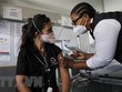 Nhân viên y tế được tiêm vaccine phòng COVID-19 tại Pretoria, Nam Phi. (Ảnh: AFP/TTXVN).