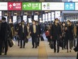 Người dân trên đường phố ở Tokyo (Nhật Bản), ngày 10/12/2020. (Ảnh: AFP/TTXVN).