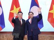 Thủ tướng Phạm Minh Chính và Chủ tịch Quốc hội Lào Saysomphone Phomvihane chụp ảnh chung. (Ảnh: Dương Giang/TTXVN).