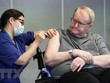 Nhân viên y tế tiêm vaccine phòng COVID-19 cho người dân tại Oslo, Na Uy ngày 27/12/2020. (Ảnh: AFP/TTXVN).
