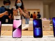Apple đang tìm cách khắc phục lỗi cuộc gọi tự động bị ngắt trên iPhone 12 và iPhone 13. (Ảnh: Reuters).