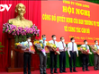 Lãnh đạo tỉnh Vĩnh Long trao quyết định cho các cán bộ vừa được điều động và bổ nhiệm.