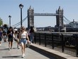 Người dân đi bộ dọc bờ sông Thames ở London, Anh ngày 1/6/2021. (Ảnh: THX/TTXVN).