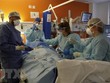 Nhân viên y tế điều trị cho bệnh nhân COVID-19 tại bệnh viện ở London, Anh. (Ảnh: AFP/TTXVN).