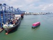 Vận chuyển container bằng sà lan cho các tàu mẹ tại Tân Cảng - Cái Mép.