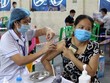 Người dân phường Kim Tân, thành phố Lào Cai, tiêm vaccine phòng chống COVID-19. (Ảnh: Quốc Khánh/TTXVN).