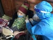 Tiêm vaccine cho người già yếu tại nhà. (Ảnh TTXVN phát).
