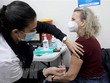 Tiêm vaccine ngừa COVID-19 cho người dân tại Modiin, Israel, ngày 12/1/2022. (Ảnh: THX/TTXVN).