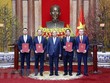Chủ tịch nước Nguyễn Xuân Phúc trao Quyết định bổ nhiệm cho các Thứ trưởng Ngoại giao. (Ảnh: Thống Nhất/TTXVN).