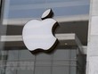 Biểu tượng Apple tại cửa hàng ở Washington, DC, Mỹ. (Ảnh: AFP/TTXVN).