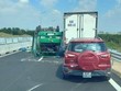 Xe tải bị tai nạn gây ùn ứ giao thông kéo dài.