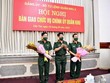 Đại tướng Lương Cường, Ủy viên Bộ Chính trị, Chủ nhiệm Tổng Cục Chính trị Quân đội Nhân dân Việt Nam tặng hoa chúc mừng Thiếu tướng Nguyễn Văn Gấu và Thiếu tướng Hồ Văn Thái. (Ảnh: TTXVN phát).