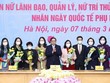 Thủ tướng Phạm Minh Chính chúc mừng các đại diện nữ lãnh đạo quản lý, trí thức và văn nghệ sỹ tiêu biểu. (Ảnh: TTXVN).